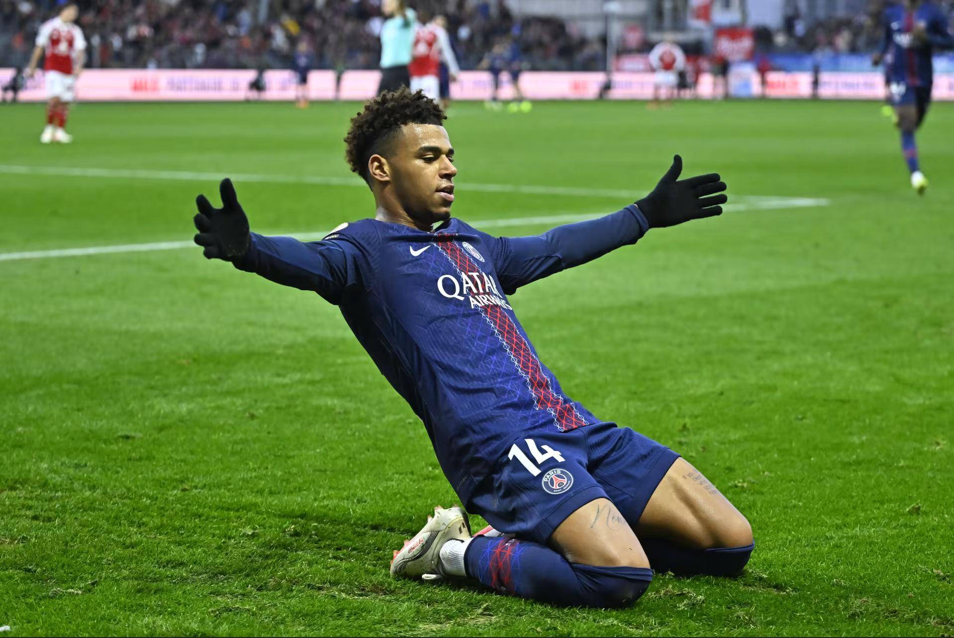 巴黎圣日耳曼大胜里昂，继续领跑积分榜的简单介绍